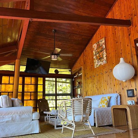 Mid-Century: Caribbean Style Apartment Contant  Exterior photo