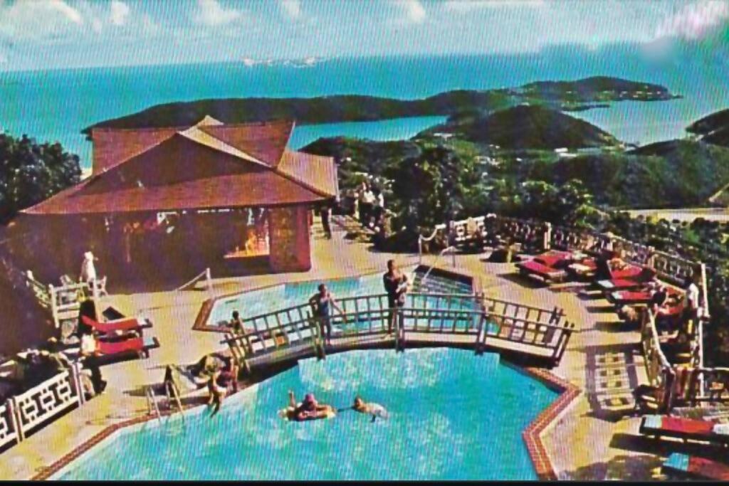 Mid-Century: Caribbean Style Apartment Contant  Exterior photo