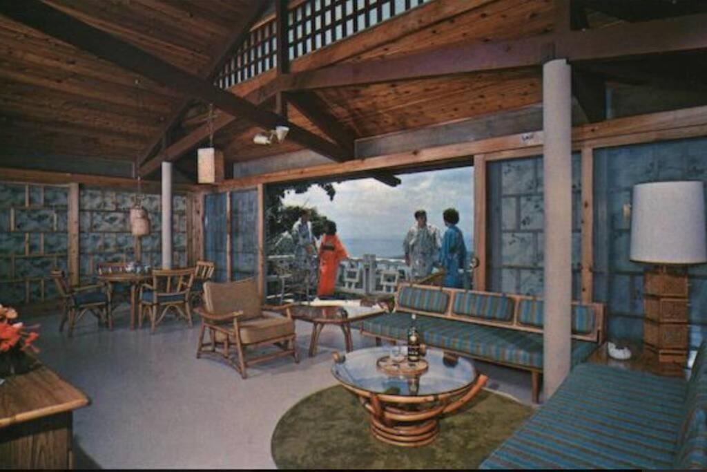 Mid-Century: Caribbean Style Apartment Contant  Exterior photo