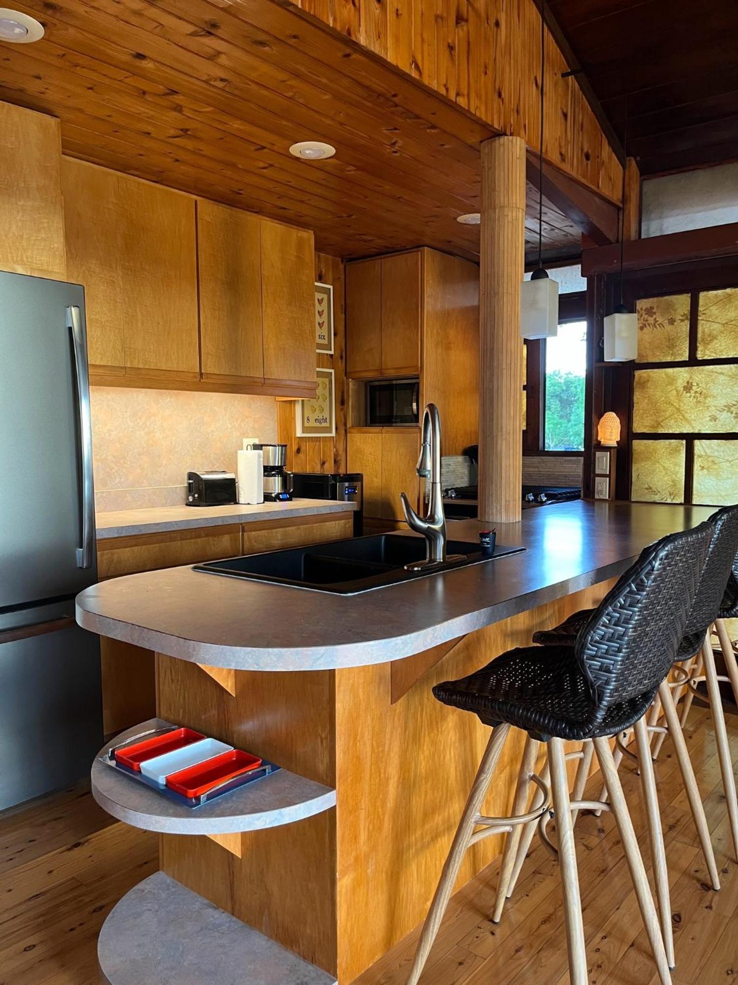 Mid-Century: Caribbean Style Apartment Contant  Exterior photo